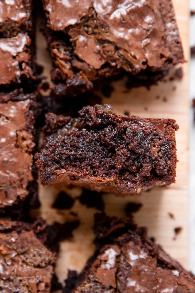 Up close of the side of a brownie.