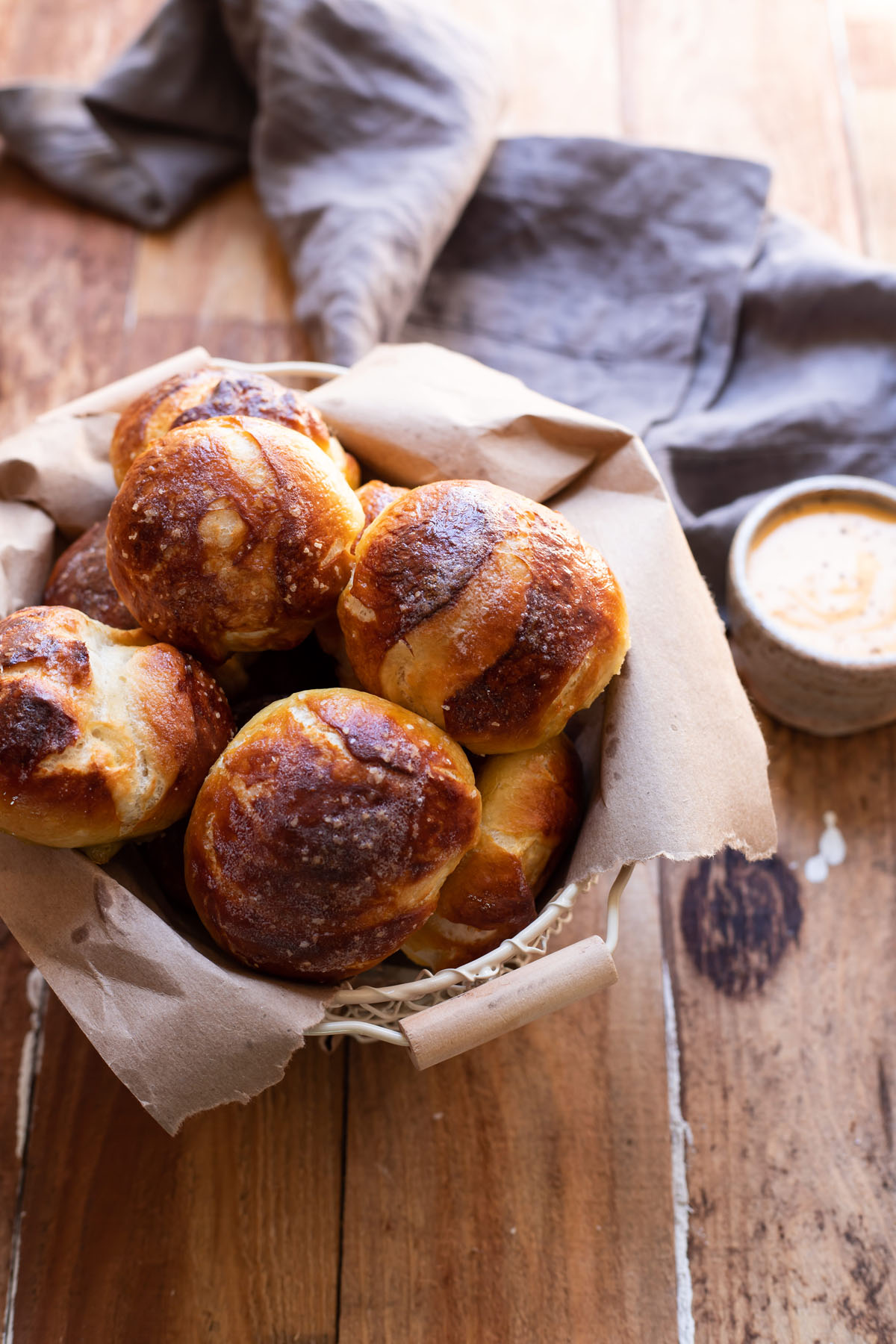 soft pretzel balls and beer cheese fondue