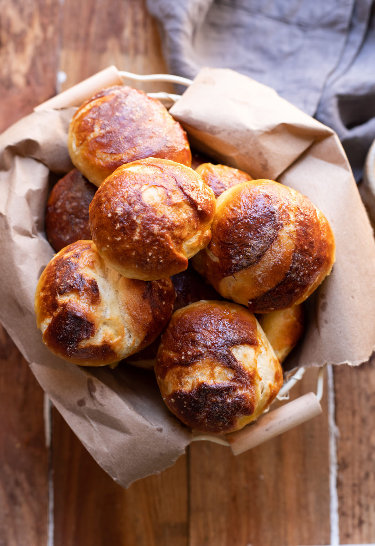 soft pretzel balls and beer cheese fondue