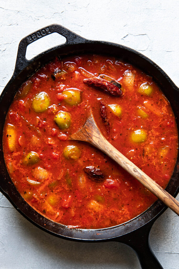 Tinga sauce in a skillet before blending.