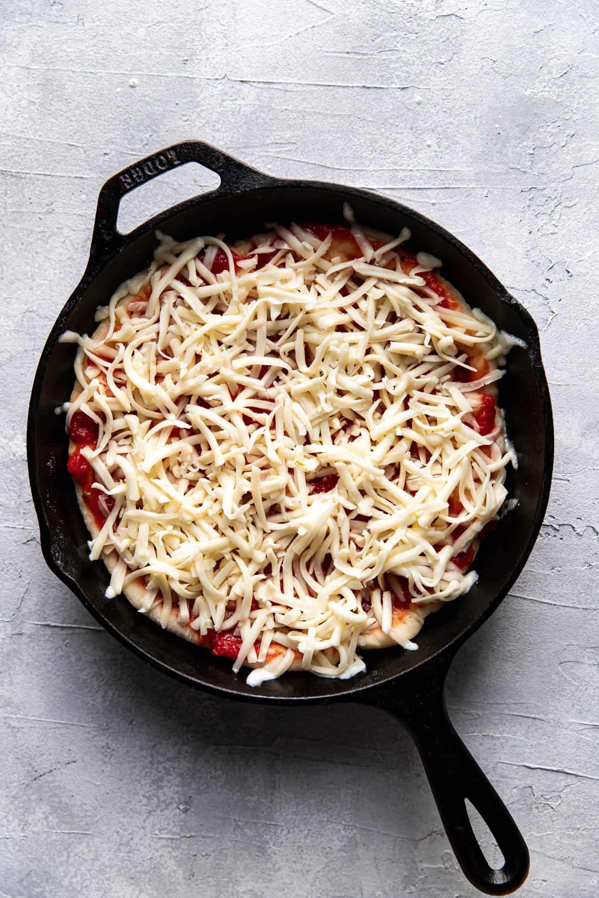 https://moderncrumb.com/wp-content/uploads/2021/08/cast-iron-skillet-pizza-06.jpg